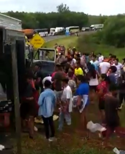 Acidente na BR 277 em Nova Laranjeiras com vÃ­tima fatal. Carga foi saqueada logo apÃ³s o acidente